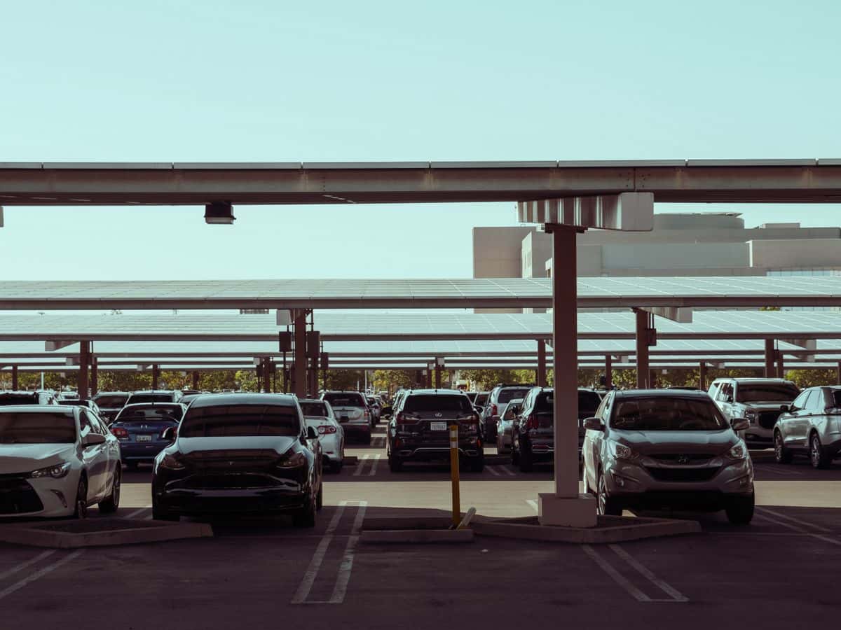 Ombrière photovoltaïque au-dessus d'un parking de voitures