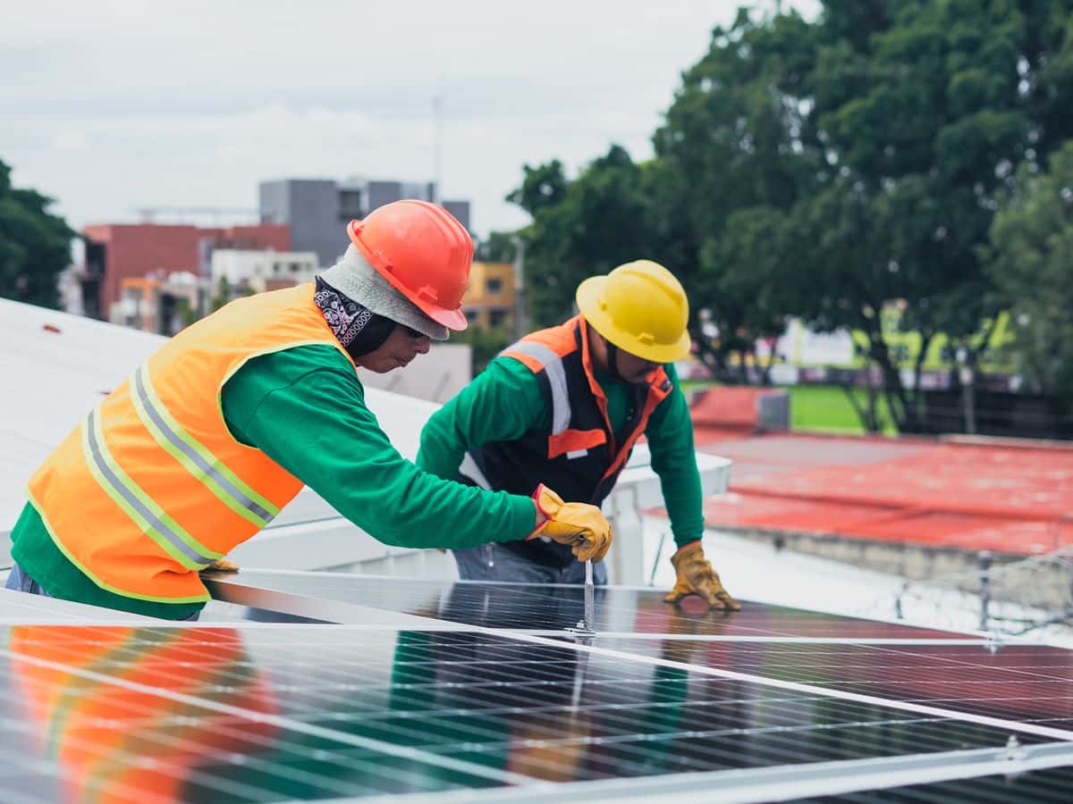 Techniciens installant des panneaux photovoltaïques sur une toiture
