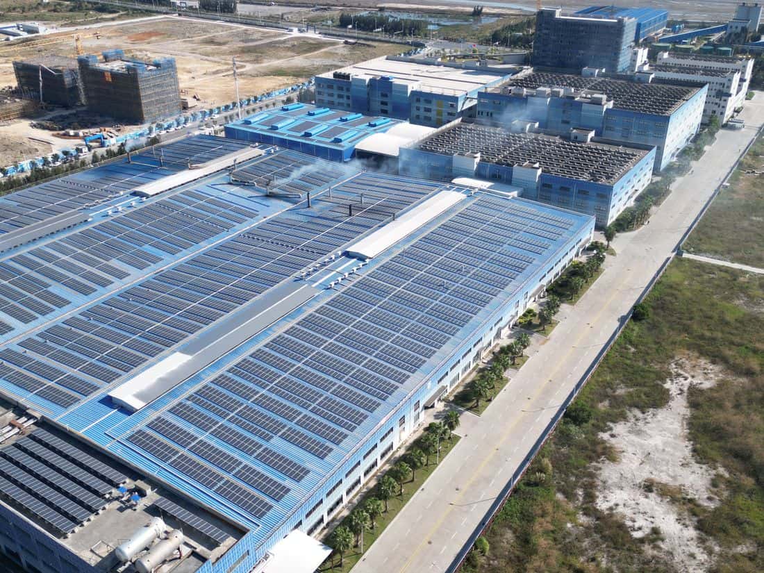 Vue aérienne de toitures industrielles couvertes de panneaux photovoltaïques