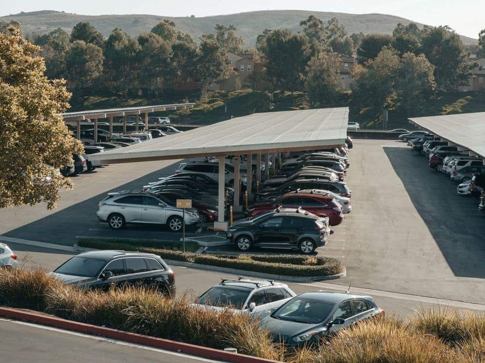Ombrières photovoltaïques couvrant les places d'un grand parking