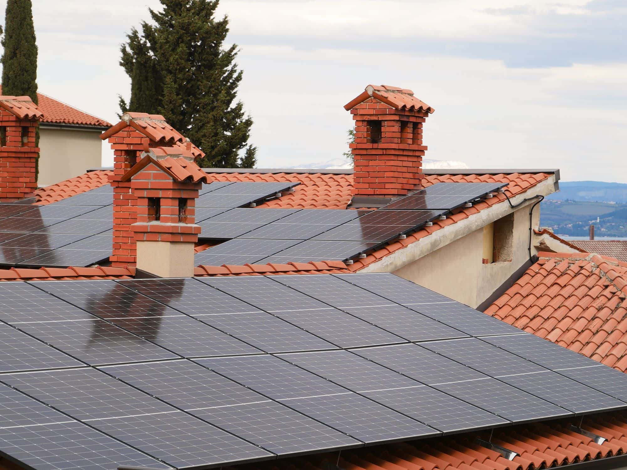 Panneaux solaires sur les toits en tuiles de maisons individuelles